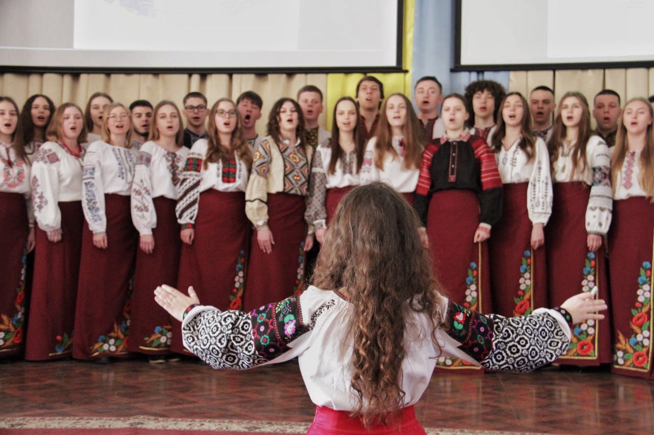 Khor TNMU vykonuie derzhavnyi himn Ukrainy